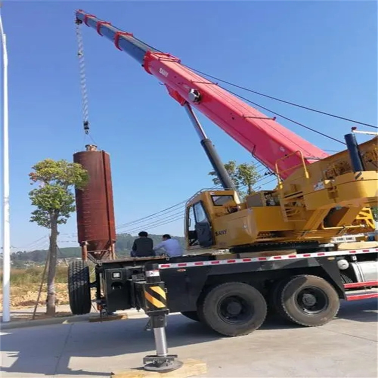 光泽县吊车租赁作业时的保养和维护