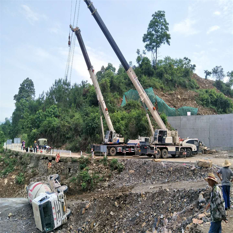 光泽县汽车掉沟里叫吊车救援要多少钱